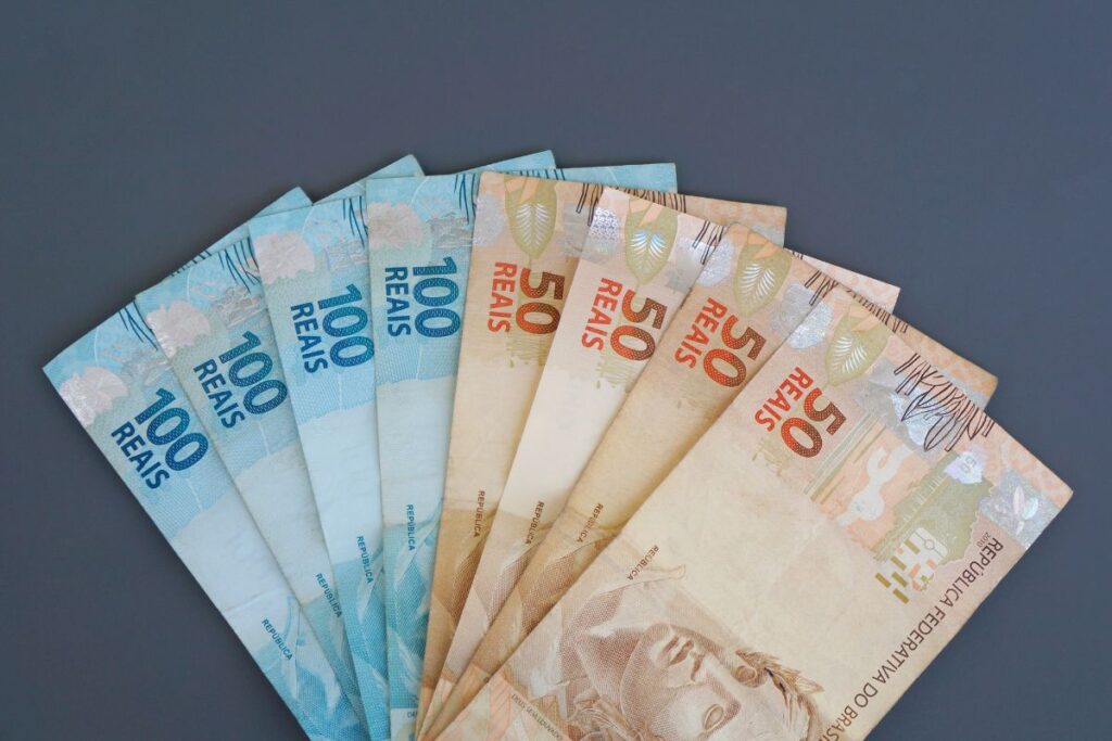 Nota de cem reais e de cinquenta.
