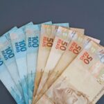 Nota de cem reais e de cinquenta.