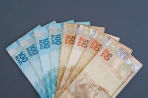 Nota de cem reais e de cinquenta.