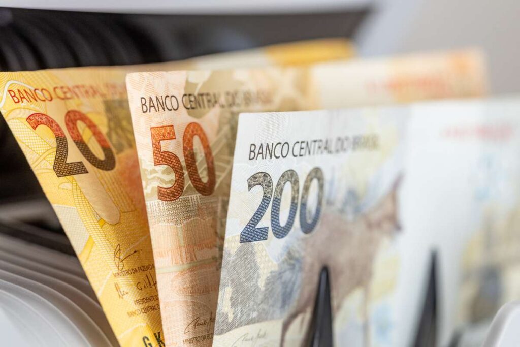 Cédulas de 20, 50 e 200 reais representando os mais de R$ 480 milhões em RPVs que o TRF5 começa a pagar aos beneficiários do Nordeste a partir de 28 de novembro.