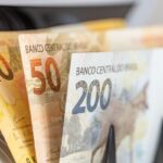 Cédulas de 20, 50 e 200 reais representando os mais de R$ 480 milhões em RPVs que o TRF5 começa a pagar aos beneficiários do Nordeste a partir de 28 de novembro.