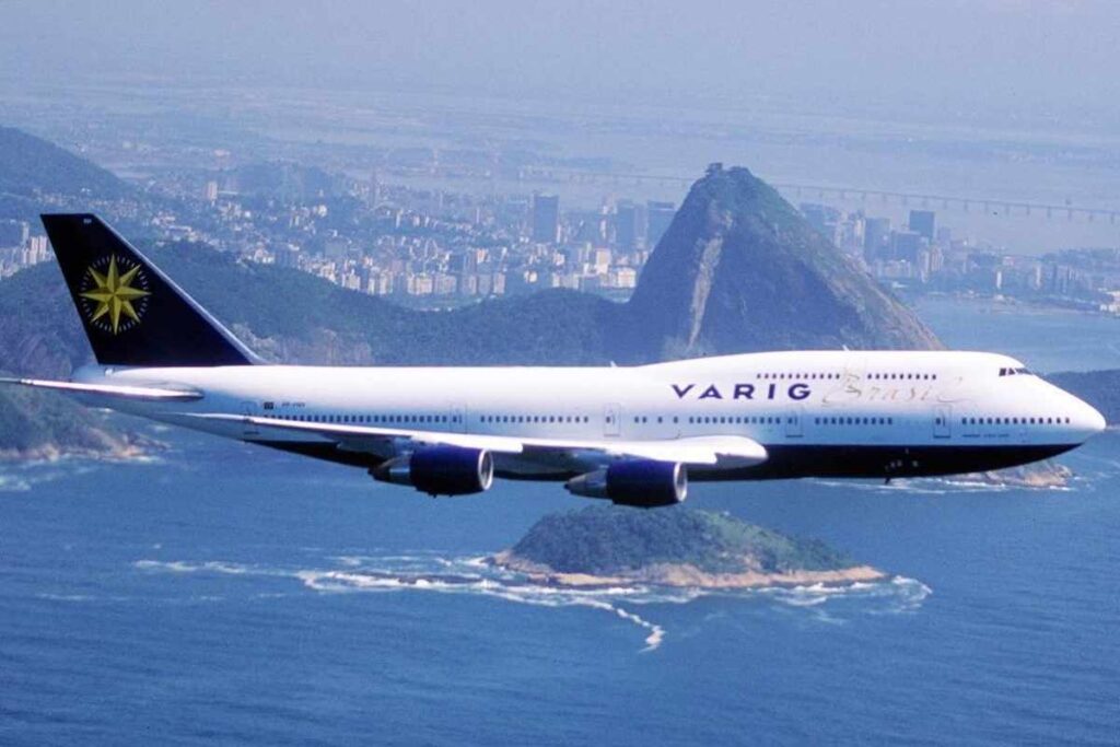 Avião da Varig sobrevoando o Rio de Janeiro.