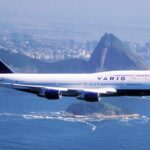 Avião da Varig sobrevoando o Rio de Janeiro.
