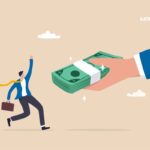 Ilustração de uma pessoa avançando em direção a uma mão que entrega um maço de dinheiro, simbolizando o recebimento seguro de valores. A cena representa o processo de sucessão e habilitação em RPVs, destacando a transferência legal do crédito judicial aos herdeiros, com segurança jurídica e rapidez no acesso aos valores devidos.