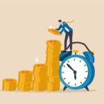 Homem empilhando moedas sobre um despertador. Venda de RPV e tempo.