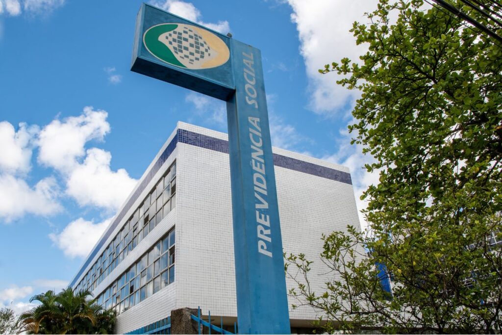 Placa do INSS em frente ao prédio. Previdência Social.
