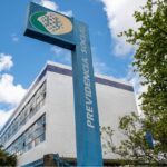 Placa do INSS em frente ao prédio. Previdência Social.