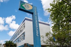 Placa do INSS em frente ao prédio. Previdência Social.