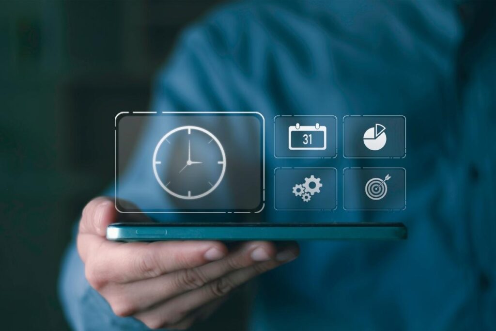 Homem com celular mostrando ícones de tempo e planejamento. Antecipar RPV ou esperar.