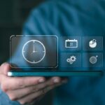 Homem com celular mostrando ícones de tempo e planejamento. Antecipar RPV ou esperar.