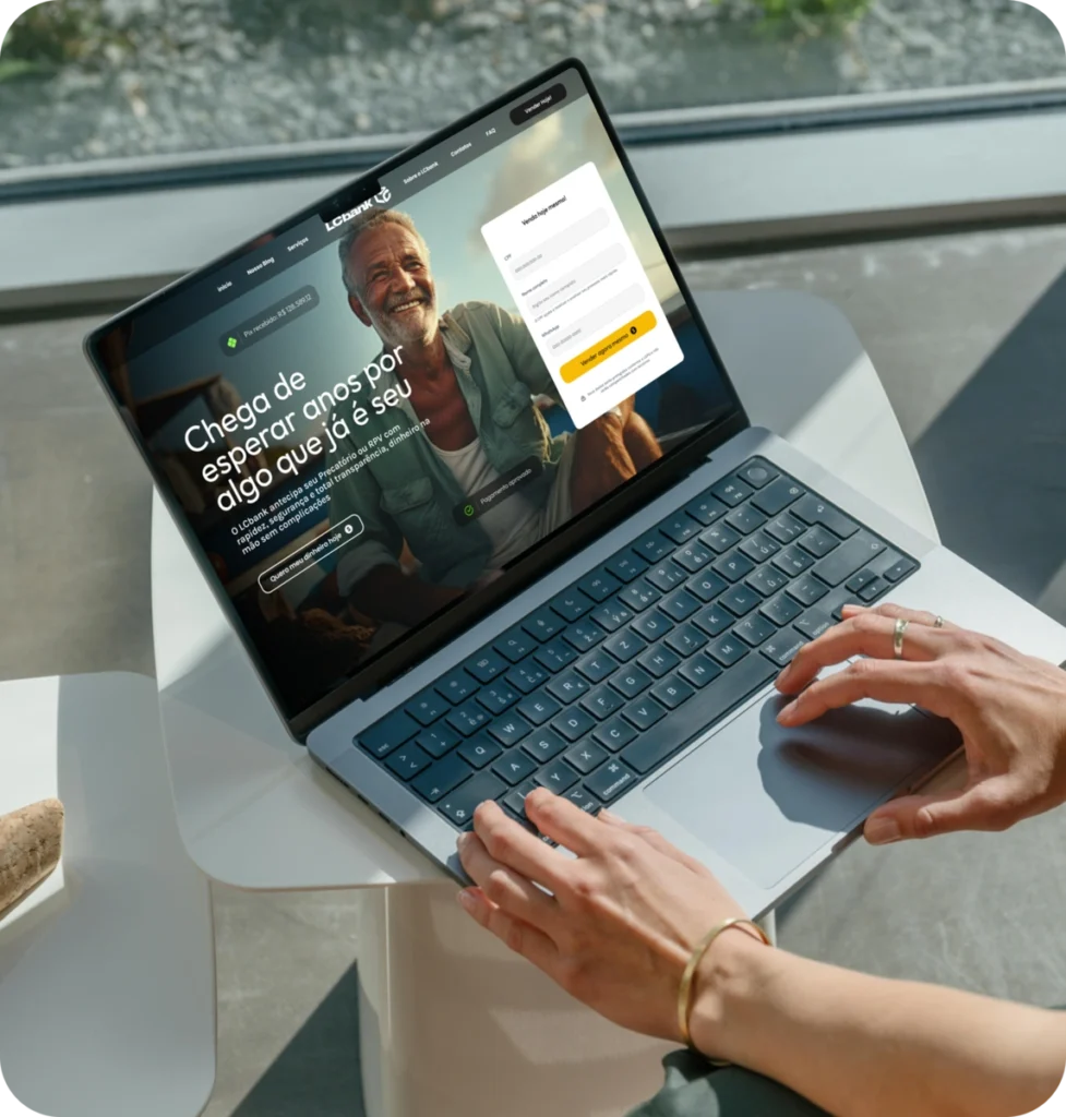 Mulher usando laptop LCbank para antecipar precatórios/RPV. Texto: "Chega de esperar anos por algo que já é seu.