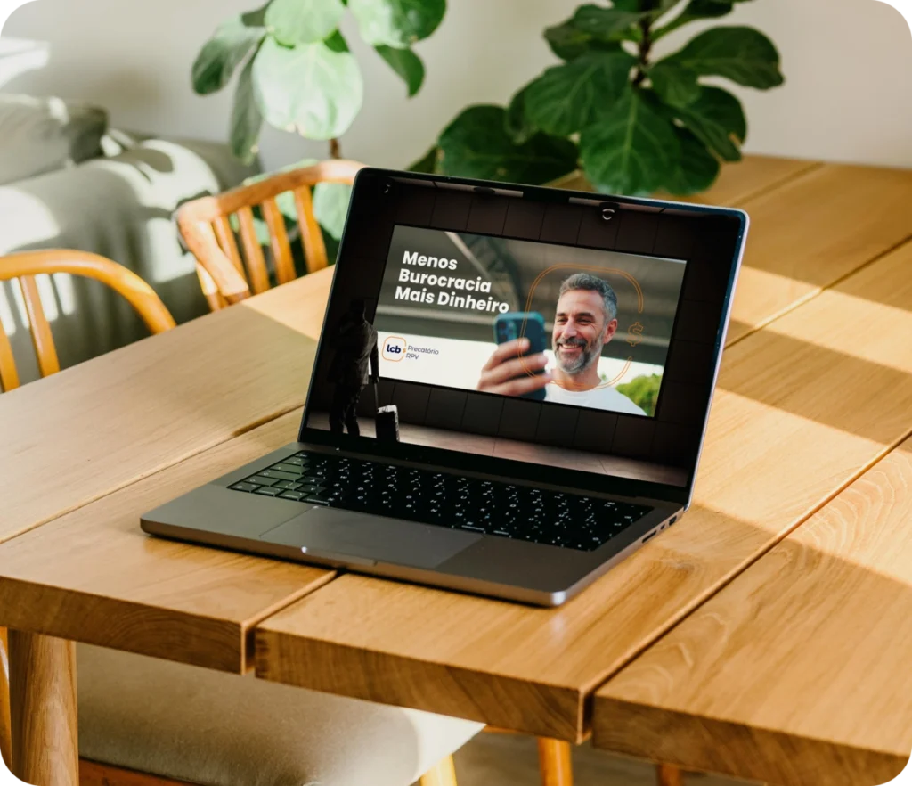 Laptop exibindo anúncio do LCBank: "Menos burocracia, mais dinheiro".