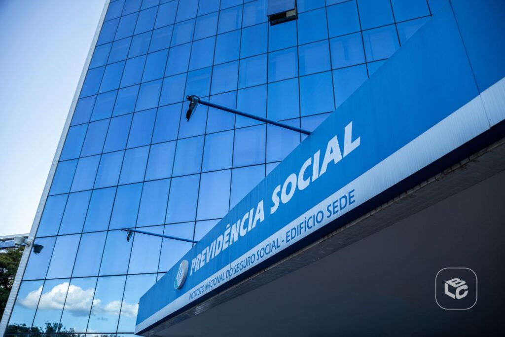 Edifício sede do INSS com letreiro PREVIDÊNCIA SOCIAL