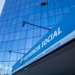 Edifício sede do INSS com letreiro PREVIDÊNCIA SOCIAL