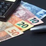 Dinheiro brasileiro e calculadora, tema de RPV e como receber crédito do INSS.