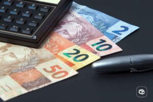 Dinheiro brasileiro e calculadora, tema de RPV e como receber crédito do INSS.