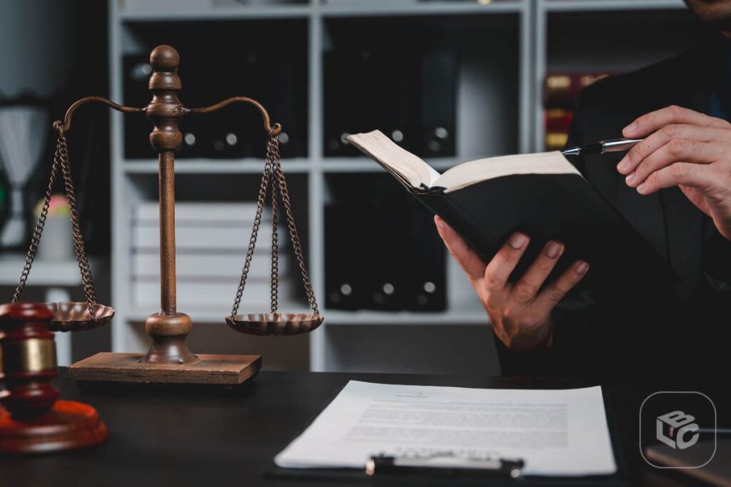 Advogado lendo livro com balança da justiça e martelo, para entender adiantamento de RPV.