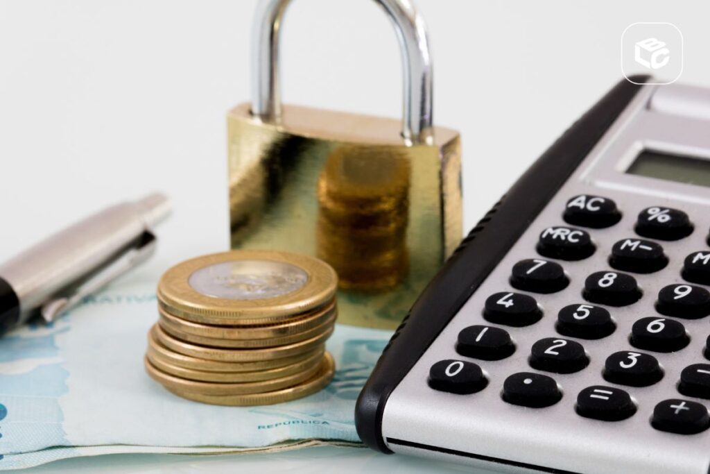 Cadeado dourado sobre moedas e calculadora, simbolizando segurança financeira e antecipação de RPV Federal.