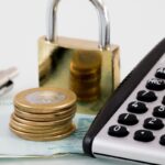 Cadeado dourado sobre moedas e calculadora, simbolizando segurança financeira e antecipação de RPV Federal.