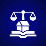 Balança da justiça sobre casa em livro aberto, simbolizando precatório herdado.