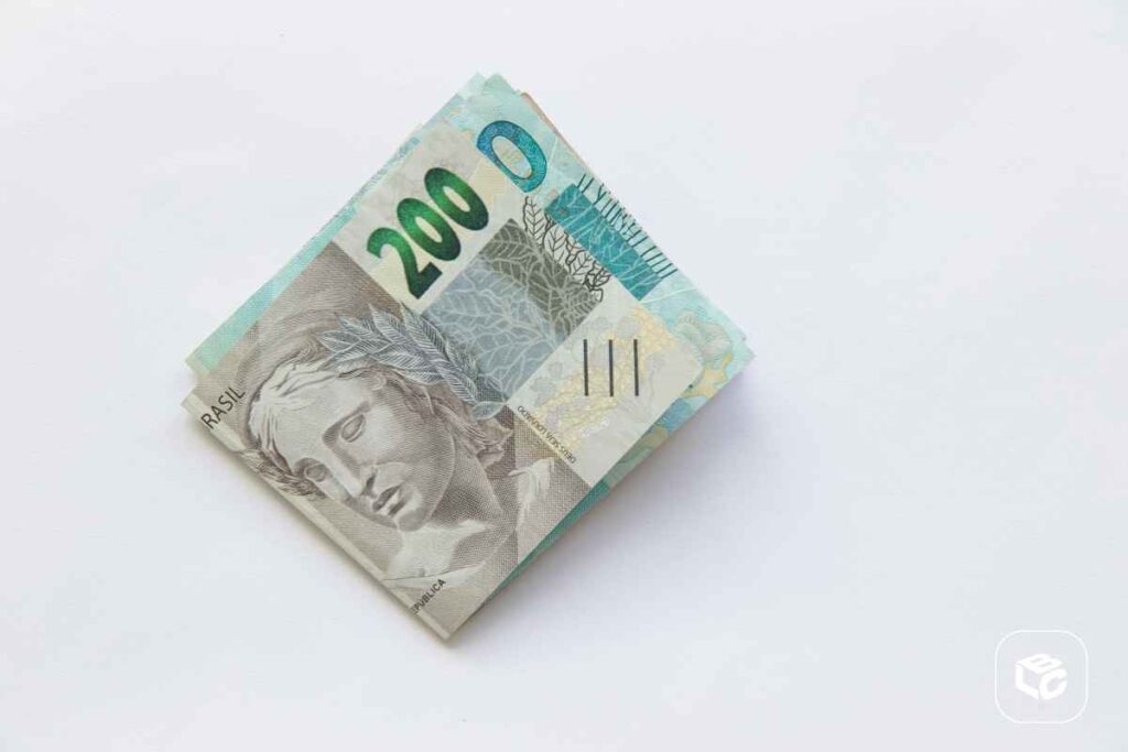 Nota de 200 reais do Brasil com o número 200 em destaque.