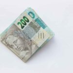 Nota de 200 reais do Brasil com o número 200 em destaque.