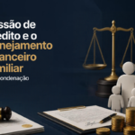 Arte institucional sobre planejamento financeiro familiar após condenação judicial. No lado esquerdo da imagem, sobre um fundo em tons de azul escuro, aparece o texto: “Cessão de Crédito e o Planejamento Financeiro Familiar Pós-Condenação”, com destaque em branco e dourado. No lado direito, há uma balança da justiça dourada ao fundo, acompanhada por figuras estilizadas representando uma família. Em primeiro plano, estão documentos jurídicos, um martelo de juiz, uma prancheta com contrato assinado, uma caneta, pilhas de moedas douradas e uma carteira. A composição utiliza cores azuis, douradas e neutras, transmitindo uma temática de segurança jurídica, organização financeira e gestão patrimonial.
